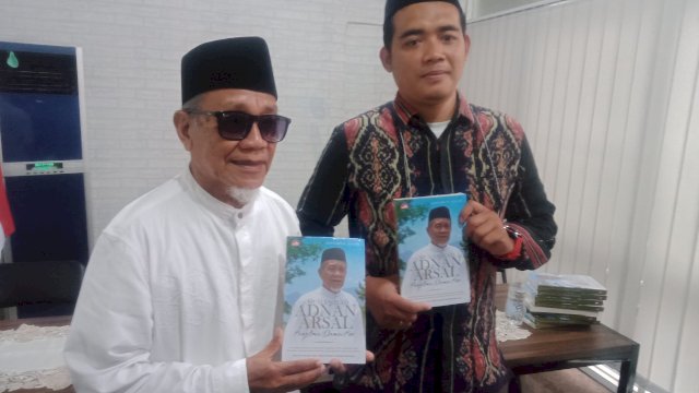 Muhammad Adnan Arsal (kiri) dan Khoirul Anam (kanan) dalam pesan damainya melalui buku berjudul "Muhammad Adnan Arsal- Panglima Damai Poso". (foto: abatanews/Wahyu Susanto)