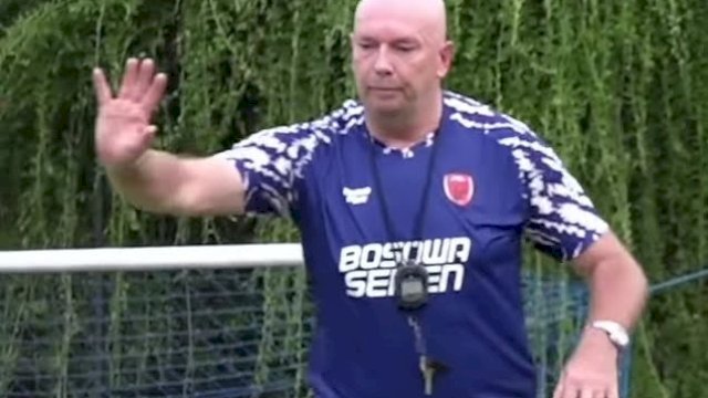 Pelatih PSM Makassar, Joop Gall saat memimpin Pasukan Ramang latihan di Bali, beberapa waktu lalu. (foto: abatanews/wahyu).