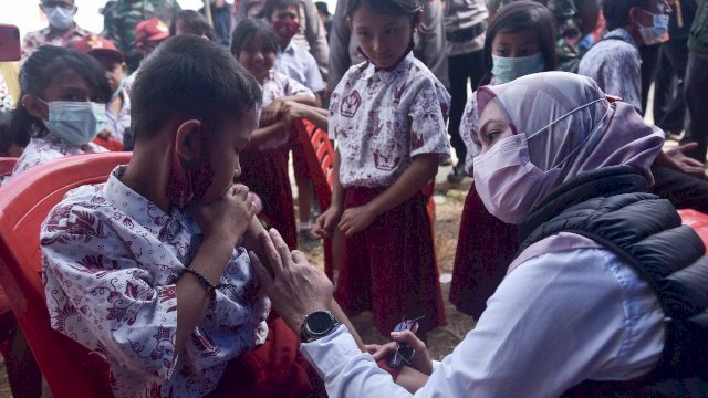 Bupati Luwu Utara, Indah Putri Indriani melakukan kunjungan kerja ke Kecamatan Seko sekaligus meninjau vaksinasi siswa. (Foto: ABATANEWS/Imam) 