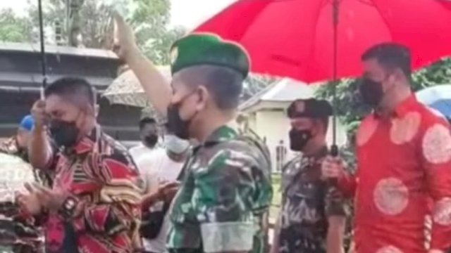 Bupati Gowa Adnan Purichta Ichsan (kanan) mendampingi Pangdam XIV Hasanuddin Mayjend Andi Muhammad berziarah di Makan Sultan Hasanuddin, Jalan Palantikang, Gowa, pada Selasa (1/2/2022). (Foto: ABATANEWS/Imam) 