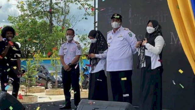 Sejumlah staf puskesmas, memberikan kue ulang tahun ke Chaidir Syam di sela-sela acara Peresmian Puskesmas Marusi, pada Rabu (2/2/2022). (Foto: ABATANEWS/Wahyuddin) 