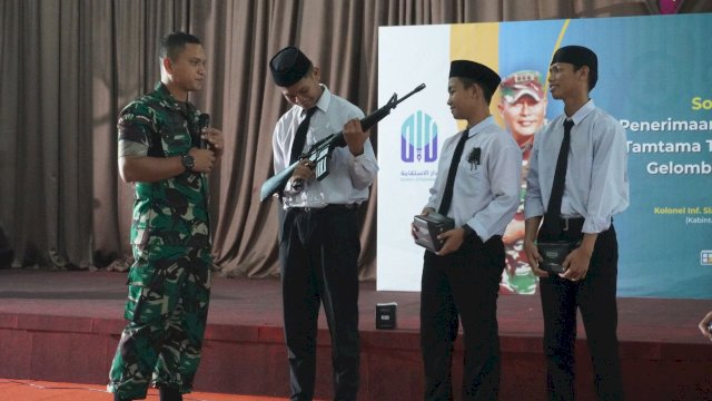 Kodam XIV Hasanuddin menggelar sosialisasi penerimaan Prajurit Bintara dan Tamtama TNI AD Gelombang I TA 2022 di Darul Istiqamah Boarding School (DIBS) Maros. (Foto: ABATANEWS/Wahyuddin) 