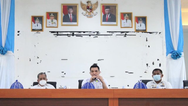 Sekretaris Daerah Kabupaten Takalar, Muhammad Hasbi, memimpin rapat persiapan hari jadi Takalar ke-62 di Ruang Pola Kantor Bupati Takalar, pada Rabu (2/2/2022). (Foto: ABATANEWS/Wahyuddin) 