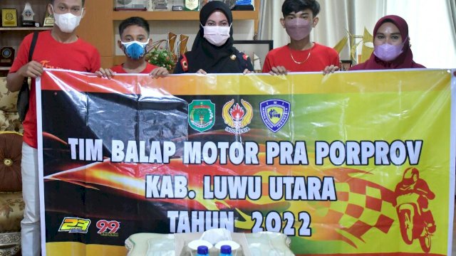 Bupati Luwu Utara, Indah PutrI Indriani melepas 2 tim balap motor Luwu Utara yang akan mengikuti Praporprov Sulsel, di ruang kerjanya, pada Kamis (3/2/2022). (Foto: ABATANEWS/Imam) 