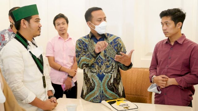 Pelaksana Tugas Gubernur Sulawesi Selatan, Andi Sudirman Sulaiman menerima audiens dari Badko HMI Sulselbar di Baruga Lounge Kantor Gubernur Sulsel, pada Kamis (3/2/2022). (Foto: ABATANEWS/Wahyuddin) 