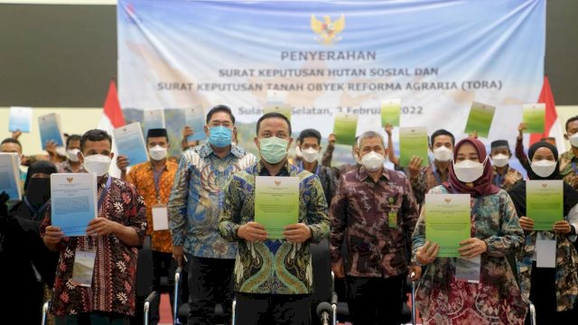 Plt Gubernur Sulsel mengikuti penyerahan secara virtual SK Hutan Sosial dan SK TORA, yang dilakukan Presiden Jokowi, pada Kamis (3/2/2022). (Foto: ABATANEWS/Wahyuddin) 