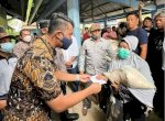 Pemprov Sulsel Salurkan 2 Ton Beras kepada Korban Kebakaran Pasar Sentral Sinjai