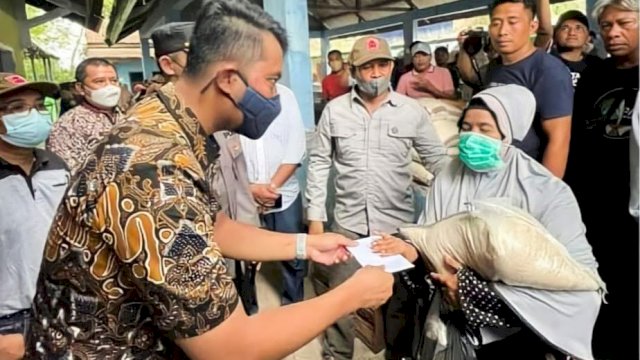 Bupati Sinjai Andi Seto menyerahkan bantuan dari Pemprov Sulsel kepada korban kebakaran Pasar Sentral Sinjai, pada Kamis (3/2/2022). (Foto: ABATANEWS/Wahyuddin)