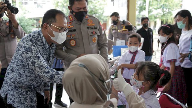 Proses Vaksinasi anak usia 6-11 tahun sekaligus launching Road Show Vaksinasi yang turut dihadiri Walikota Makassar, Moh Ramdhan Pomanto bersama Kapolda Sulsel, Irjen Pol Nana Sudjana di SD Kristen Kristen Hati Kudus, Makassar, beberapa waktu lalu. (foto: abatanews/Azwar)