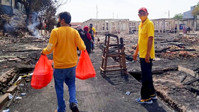 Kader Golkar Sinjai membagikan paket bantuan kepada korban kebakaran Pasar Sentral Sinjai, Jumat (4/2/2022). (foto: abatanews/Imam Adzka).