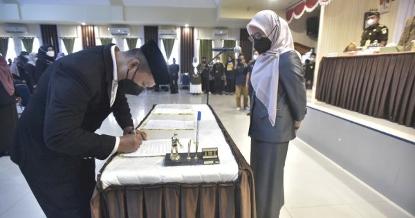 Bupati Indah Resmi Lantik Dirut PDAM Baru Bersama 144 Pejabat Lainnya