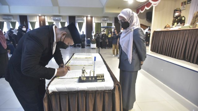 Bupati Luwu Utara, Indah Putri Indriani resmi melantik Direktur Utama PDAM Tirta Bukae, Haeruddin Kasim bersama 144 pejabat administrator dan pengawas lainnya, di Aula Kantor Bupati Luwu Utara, pada Jumat (4/2/2022). (Foto: ABATANEWS/Imam) 