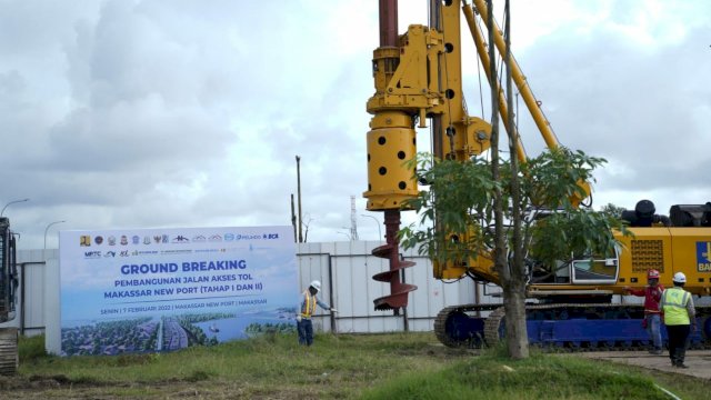 Ground Breaking pembangunan jalan akses Tol Makassar New Port di MNP mulai dikerjakan, pada Senin (7/2/2022). (Foto: ABATANEWS/Wahyuddin) 