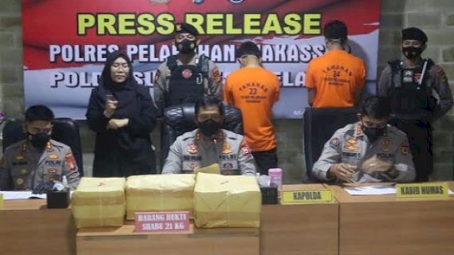 Polres Pelabuhan Makassar, saat mengungkap kasus penyelundupan narkoba seberat 21 kg, Selasa (8/2/2022). (foto: Abatanews/Wahyu Susanto)