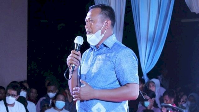 Bupati Takalar Syamsari Kitta membubarkan acara malam ramah tamah HUT 62 Takalar di Lapangan Makkatang Dg Sibali, Rabu (9/2/2022) malam. (Foto: Protokol Takalar)