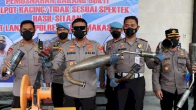 Sebanyak 350 knalpot bising dimusnahkan Polrestabes Makassar yang dipimpin Kapolrestabes Makassar, Kombes Pol Budhi Haryanto. (foto: Humas Polrestabes Makassar).