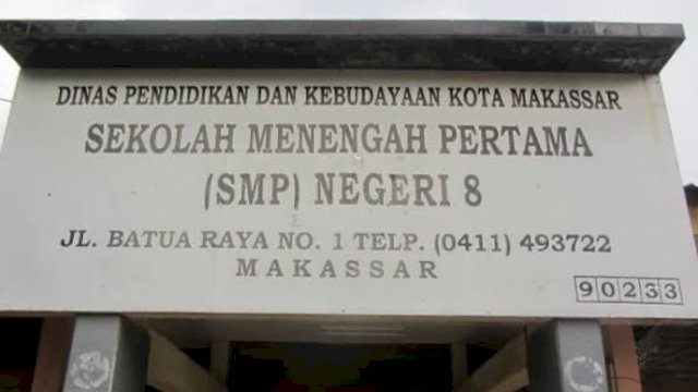 Area pelataran luar SMPN 8 Makassar yang baru saja dikonfirmasi delapan orang positif Covid-19 hingga sekolah proses pembelajaran tatap muka (PTM) dihentikan untuk sementara alias lockdown, Kamis (10/2/2022). (foto: Web SMPN 8)