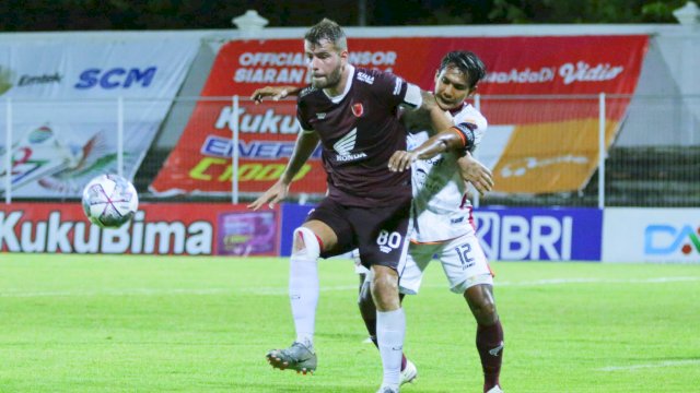 Wiljan Pluim saat dikawal ketat Hendro Setiawan dalam duel PSM Makassar versus Borneo FC, pada pekan 24 Liga 1 2021-2022 di Stadion Kompyang, Sudjana, Bali, Jumat (11/2/2022). (foto: Official PSM Makassar)