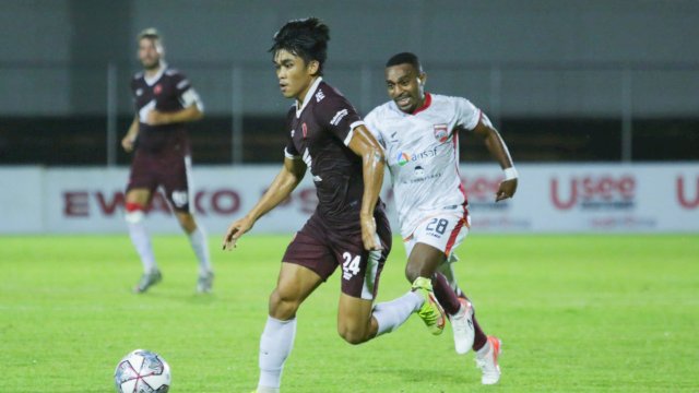 Rizky Eka Pratama dikawal ketat Terens Puhiri, dalam dule PSM versus Borneo pada pekan 24 Liga 1 2021-2022, di Stadion Kompyang Sujana, Bali, Jumat (11/2/2022). (foto: Official PSM Makassar)