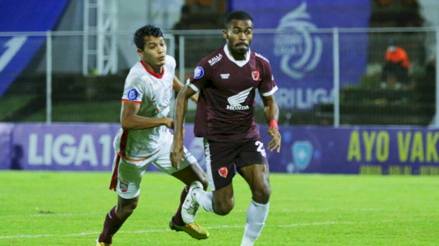 Yakob Sahuri dikawal ketat oleh pemain Borneo FC dalam duel pekan 24 Liga 1 2021-2022 yang berakhir 0-1 untuk Borneo FC di Stadion Kompyang Sudjana, Bali, Jumat (11/2/2022). (foto: Official PSM Makassar)