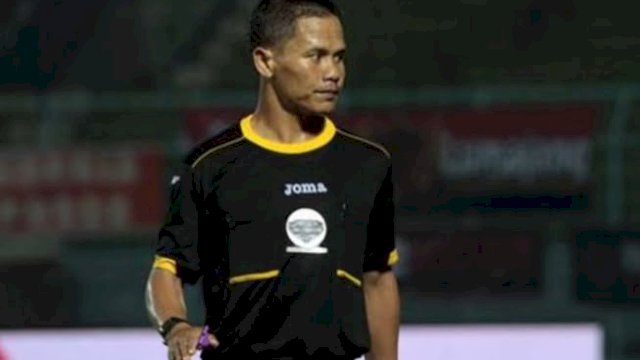 Pose wasit asal Indonesia, Iwan Sukoco saat memimpin salah satu pertandingan Liga 1 beberapa waktu lalu. (foto: Google)