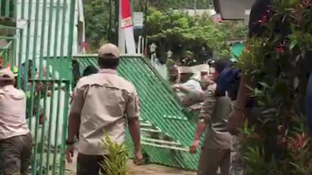 Massa aksi yang mendesak bertemu Bupati Enrekang Muslimin Bando merobohkan gerbang kantor bupati Enrekang. (Foto: tangkapan layar video unjuk rasa/IST)