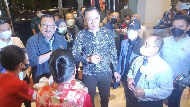 Ketua Umum Demokrat AHY tiba di Hotel Claro Makassar. (Foto: Abatanews/Imam)