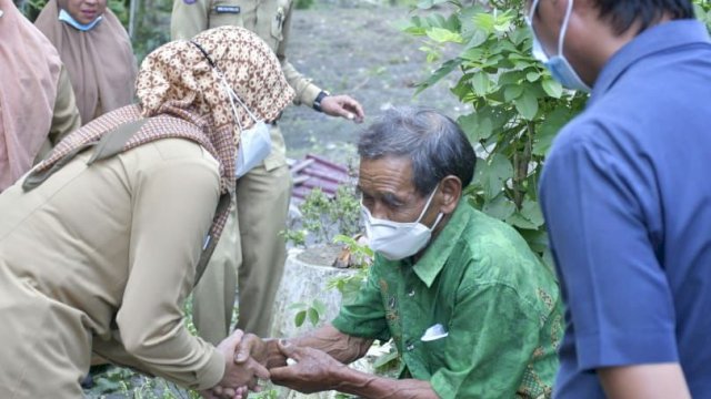 Bupati Luwu Utara Indah Putri bertemu Suwarjiman yang masih produktif di usianya yang tidak muda lagi. (Foto: ABATANEWS/Imam) 