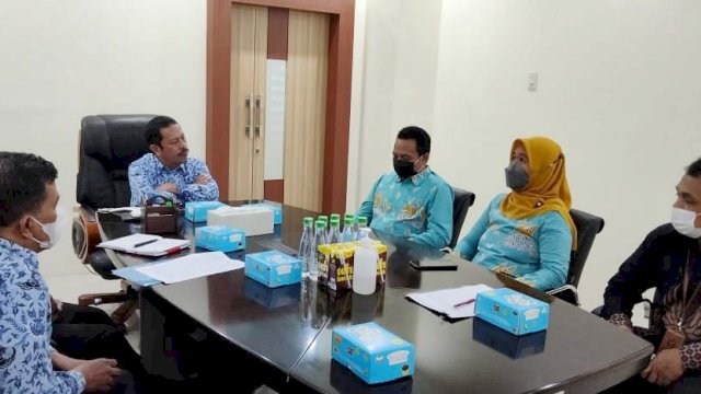 Ketua Bawaslu Kota Makassar, Abdillah Mustari bersama jajarannya menyambangi Sekda Kota Makassar, Ansar untuk membicarakan persiapan tahapan Pemilu 2024. (Foto: ABATANEWS/Wahyuddin) 