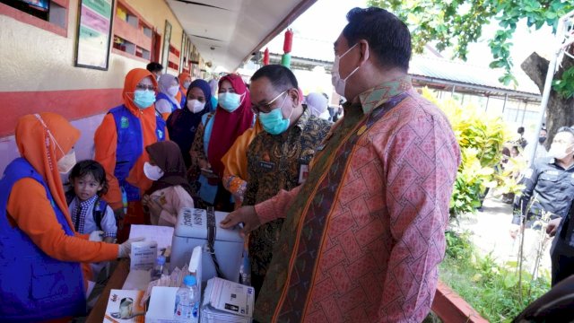 Sekretaris Daerah Provinsi Sulawesi Selatan, Abdul Hayat Gani melakukan peninjauan vaksinasi yang digelar Polres Takalar di SDN 115, pada Jumat (18/2/2022). (Foto: ABATANEWS/Wahyuddin) 