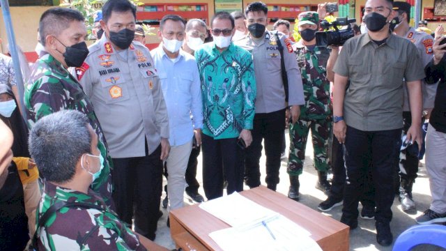 Bupati Takalar, Syamsari mendampingi Kapolda Sulsel dan Pangdam Hasanuddin menyaksikan vaksinasi massal di SDN 115 Takalar, pada Jumat (18/2/2022). (Foto: ABATANEWS/Imam) 