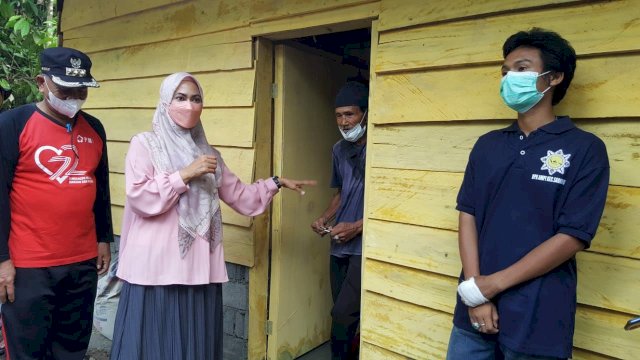 Bupati Luwu Utara, Indah menyerahkan langsung rumah Mbah Nyahmun yang berhasil dibangun selama 6 hari, pada Jumat (18/2/2022). (Foto: ABATANEWS/Wahyuddin) 