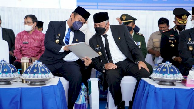 Plt Gubernur Sulsel, Andi Sudirman Sulaiman dan Bupati Pinrang Andi Irwan Hamid dalam acara HUT Pinrang. (Foto: ABATANEWS/Wahyuddin) 