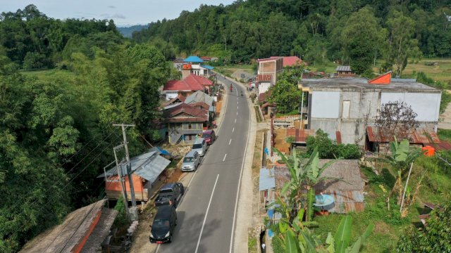 Salah satu jalan poros yang telah diperbaiki Pemprov Sulsel di Toraja Utara. (Dok Humas Pemprov Sulsel) 