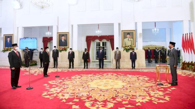 Presiden Joko Widodo melantik Gubernur Lembaga Ketahanan Nasional (Lemhannas) Republik Indonesia dan Kepala Badan Pangan Nasional di Istana Negara, Jakarta, pada Senin (21/2/2022). (Foto Setpres) 