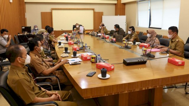 Wakil Wali Kota Makassar, Fatmawati Rusdi memimpin rapat koordinasi bersama SKPD lingkup Pemerintah Kota Makassar di ruang rapat Wakil Wali Kota Lantai 11 Kantor Balaikota, pada Senin (21/2/2022). (Foto: ABATANEWS/Wahyuddin) 