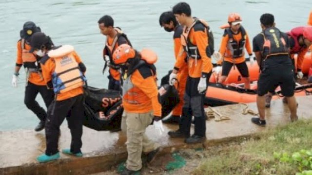 Proses evakuasi korban Saleh yang tenggelam di perairan Makassar. (foto: Basarnas Sulsel) 