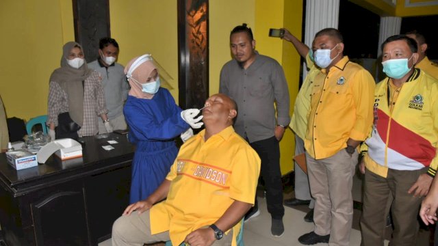 Kader Golkar wajib melakukan swab antigen sebelum mengikuti rapat Partai Golkar Gorontalo. (Foto: ABATANEWS/Imam) 