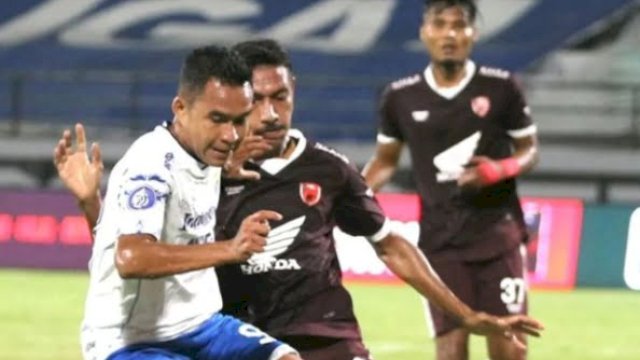 Laga PSM Makassar versus Persib Bandung, di partai tunda pekan 22 Liga 1, di Stadion Dipta, Bali, Selasa (22/2/2022). (Istimewa)