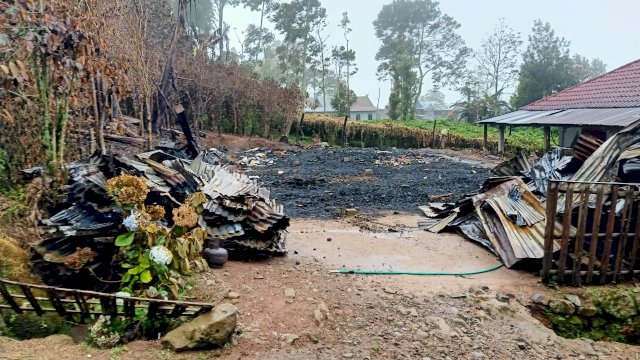 Sebuah rumah rumah kayu milik Rajuddin (40) ludes terbakar di Lembang Bunne, Kelurahan Cikoro, Kecamatan Tompobulu, Kabupaten Gowa. (Foto: ABATANEWS/Wahyuddin) 