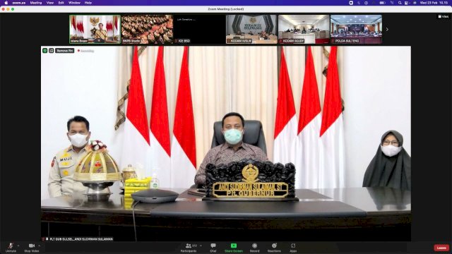 Pelaksana Tugas Gubernur Sulsel Andi Sudirman Sulaiman mengikuti Rapat Koordinasi Nasional Penanggulangan Bencana secara virtual dari Rujab Wagub Sulsel, pada Rabu (23/2/2022). (Foto: ABATANEWS/Wahyuddin) 