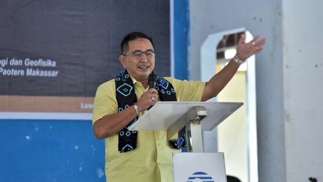 Anggota Komisi V DPR RI Muhammad Fauzi saat membuka Sekolah Lapang Cuaca Nelayan di BLK Luwu Utara, Kecamatan Tanalili, pada Kamis (24/2/2022). (Foto: ABATANEWS/Imam) 