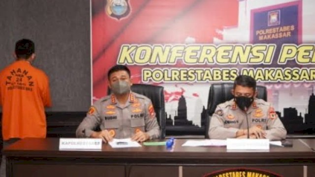 Polrestabes Makassar menggelar press converence terkait kasus KDRT terhadap FA (38) yang ditetapkan sebagai tersangka setelah tiga kali dilaporkan, Kamis (24/2/2022). (foto: abatanews/Wahyu Susanto)