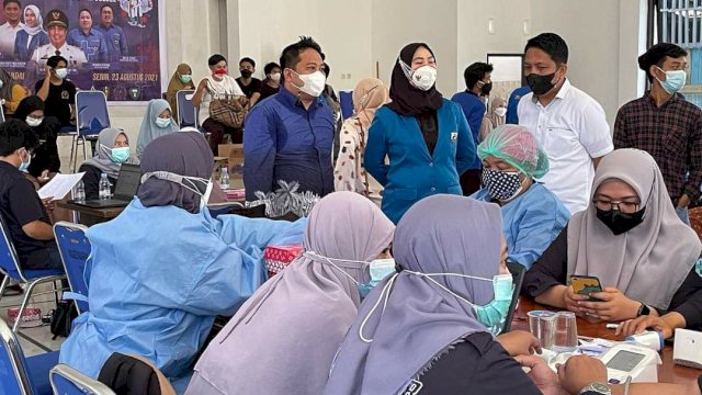 Vaksinasi bagi pemuda yang digelar KNPI di Kecamatan Mandai, Kabupaten Maros. (Foto: IST)