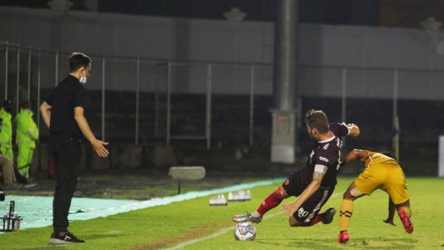 Pelatih Bhayangkara FC, Paul Munster saat mendampingi anak asuhnya berlaga dengan PSM Makassar di pekan 27 Liga 1 2021-2022, di Stadion Kompyang Sujana, Bali, Jumat (25/2/2022). (foto: official PSM Makassar)