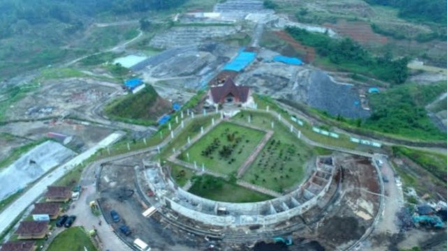 Penampakan Bendungan Kuwil Kawangkoan di Kabupaten Minahasa Utara yang ditargetkan Kementerian PUPR rampung Agustus 2022 mendatang. (foto: Kementerian PUPR).