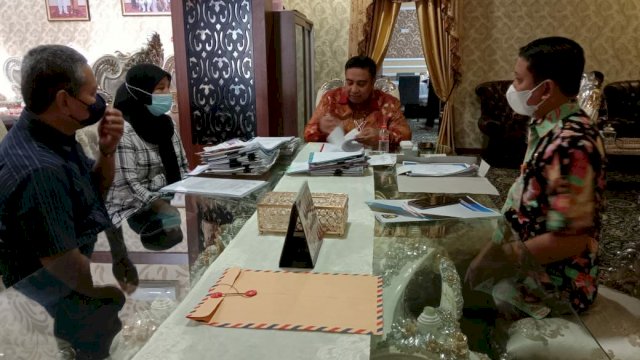 Pilar Nusantara menemui Bupati Maros Chaidir Syam di kediamannya (25/2/2022) untuk membahas peluncuran TAKE pekan depan. (Foto: ABATANEWS/Wahyuddin) 