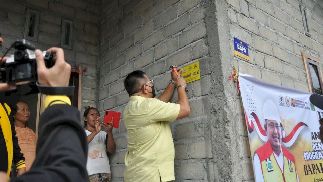 Anggota Komisi V DPR RI Muhammad Fauzi mengunjungi warga Desa Subur, Kecamatan Sukamaju Selatan, Luwu Utara yang merupakan salah satu warga penerima Bantuan Stimulan Perumahan Swadaya (BPSP) dari Kementerian PUPR, pada Sabtu (26/2/2022). (Foto: ABATANEWS/Imam) 