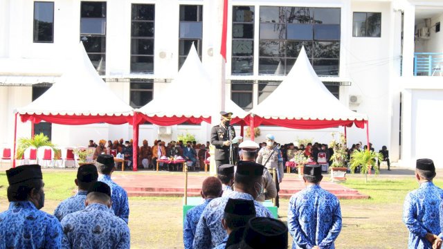 Hari gugurnya pahlawan nasional Ranggong Daeng Romo dan wafatnya pahlawan nasional Padjonga Daeng Ngalle diperingati melalui upacara yang dilaksanakan di Lapangan Upacara Kantor Bupati Takalar, pada Senin (28/2/2022). (Foto: ABATANEWS/Wahyuddin) 