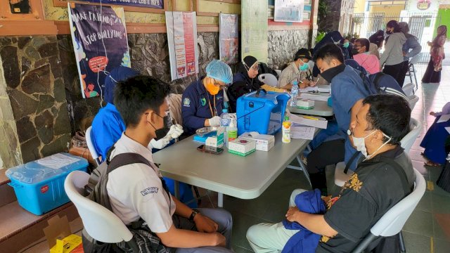 Dinas Pendidikan menggandeng tim Mobile Vaccinator Dinas Kesehatan Provinsi Sulsel melaksanakan vaksinasi pada Senin (28/2/2022). (Foto: ABATANEWS/Wahyuddin) 